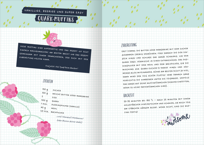 Gezeigt wird eine Innen- oder Zusatzansicht von „I Love to Sparkle – Schulplaner Keep Cool“. Die Doppelseite präsentiert ein Rezept für Quark-Muffins, umrahmt von bunten Früchten und verspielten Illustrationen. Die Hauptüberschrift „QUARK-MUFFINS“ ist in einer auffälligen, kontrastreichen Schriftart gestaltet. Die Zutatenliste präsentiert sich in klaren, strukturierten Punkten. Der Hintergrund ist in sanften Farben gehalten, während das Layout durch ein rasterförmiges Design...