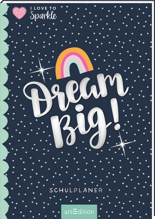 Das Buchcover zeigt einen tiefblauen Hintergrund, der mit kleinen weißen Punkten dekoriert ist. In der Mitte prangt der Schriftzug „Dream BIG!“ in einer verspielten, silberglänzenden Schrift, umgeben von funkelnden Sternen. Über dem Text ist ein bunter Regenbogen abgebildet, der die positive Atmosphäre des Covers unterstreicht. Oben links steht „I love to sparkle“ in einer verschnörkelten Schrift. Ganz unten mittig steht der Logoschriftzug von arsEdition.