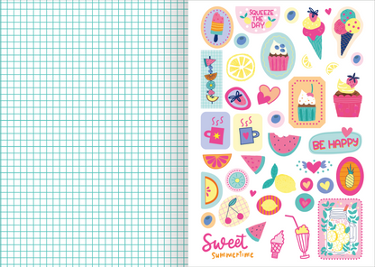 Gezeigt wird eine Innen- oder Zusatzansicht von „I Love Summer – Sticker-Liebe“. Die Ansicht zeigt eine Vielzahl bunter Aufkleber mit sommerlichen Motiven. Dominierende Farben sind Pastelltöne in Rosa, Gelb, Blau und Grün. Zu sehen sind Eiscreme, Früchte, Getränke und fröhliche Sprüche wie „Squeeze the Day“ und „Be Happy“. Die Typografie ist verspielt und einladend, mit klar lesbaren Schriftzügen. Der Hintergrund ist in einem leicht karierten Muster gehalten.