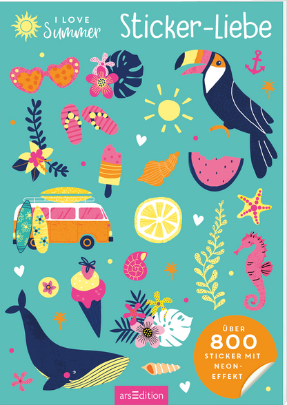 Der Hintergrund des Buchcovers ist in einem hellen Türkis gehalten. Darauf sind bunte Illustrationen von Sommer-Motiven wie einer Palme, einem Tukán, einer Limone, Flip-Flops und einem nostalgischen VW-Bus zu sehen. Die Schriftzüge „I love Summer“ und „Sticker-Liebe“ erscheinen in lebhaften Farben, wobei „Sticker-Liebe“ in einem spielerischen, großen Schriftstil gestaltet ist. Unten rechts prangt ein orangener Button mit dem Text „Über 800 Sticker mit Neon-Effekt“. Ganz...