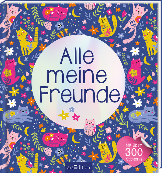 Das Buchcover zeigt einen farbenfrohen, verspielten Hintergrund in Blau, der mit verschiedenen Katzen und Blumenmustern dekoriert ist. In der Mitte befindet sich ein großer, heller Kreis mit der Aufschrift „Alle meine Freunde“ in einer großzügigen, modernen Schriftart. Rechts unten ist ein pinker Aufkleber mit dem Text „Mit über 300 Stickern“ platziert. Die gesamte Gestaltung strahlt Freude und Kreativität aus. Ganz unten mittig steht der Logoschriftzug von arsEdition.