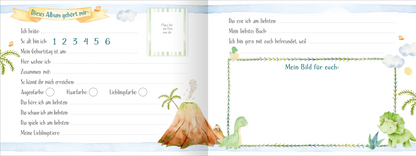 Gezeigt wird eine Innenansicht von „Alle meine Freunde – Dino“. Die Doppelseite präsentiert ein helles, freundliches Layout mit pastellfarbenen Illustrationen von Dinosauriern, Bäumen und einem Vulkan. Der obere Bereich enthält eine gepunktete, geschwungene Überschrift. Auf der linken Seite sind verschiedene Abschnitte zum Ausfüllen, mit Feldmarkierungen in einem spielerischen, handschriftlichen Font. Rechts befindet sich ein leerer Bereich mit einem farbigen Rahmen für ein eigenes...