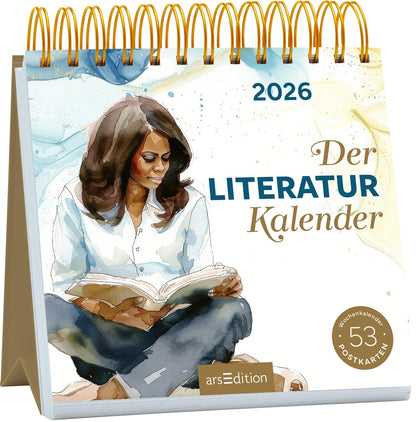 Ein farbenfrohes, aquarelliertes Cover zeigt eine lesende Frau mit langen, lockigen Haaren, die auf dem Boden sitzt. Sie trägt eine weiße Bluse und ist in eine Buchlektüre vertieft. In auffälligen, blauen Buchstaben steht „Der LITERATUR Kalender“ über der Illustration, während der Jahrgang „2026“ oben links platziert ist. Unten rechts befindet sich ein Button mit dem Text „Wochenkalender – 53 Postkarten“. Ganz unten mittig steht der Logoschriftzug von arsEdition.