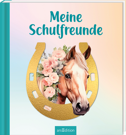 Das Buchcover zeigt ein goldenes Hufeisen, das von zarten Blumen umrahmt wird. In dessen Mitte ist ein realistisch gestaltetes Pferd abgebildet, das freundlich in die Kamera blickt. Der Hintergrund ist in sanften Pastellfarben gehalten, die von oben nach unten verblassen. Der Titel „Meine Schulfreunde“ ist in großer, aquamarinblauer Schrift platziert. Das Cover strahlt eine freundliche und einladende Atmosphäre aus. Ganz unten mittig steht der Logoschriftzug von arsEdition.