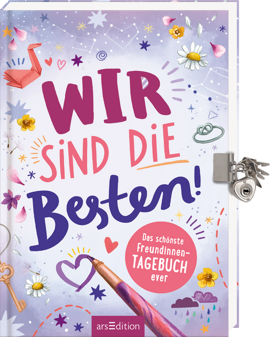 Das Buchcover zeigt einen hellen fliederfarbenen Hintergrund, der mit bunten, handgezeichneten Elementen wie einem Flamingo, Blumen und Sternen geschmückt ist. Im Vordergrund steht in verspielter Typografie der Titel „WIR SIND DIE BESTEN!“ in großen, pinken und blauen Buchstaben. Unter dem Titel befindet sich der Text „Das schönste Freundinnen-Tagebuch ever“ in einem kreisförmigen Banner. Ein kleiner herzförmiger Anhänger unterstreicht das verspielte Design. Ganz unten mittig...