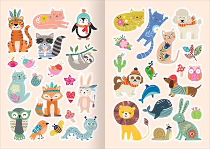 Gezeigt wird eine Innen- oder Zusatzansicht von „Diamant-Stickerspaß Tiere“. Die Abbildung zeigt eine Vielzahl von bunten Tieren und Pflanzen, darunter eine Tigerkatze, einen Pinguin, eine Eule und einen löwenförmigen Sticker. Die Illustrationen sind in sanften Farben wie Blau, Gelb, Grün und Rosa gehalten, oft mit verspielten Mustern. Die Schriftzüge sind in einer fröhlichen, kindgerechten Typografie gestaltet, die die verspielte Thematik unterstreicht.