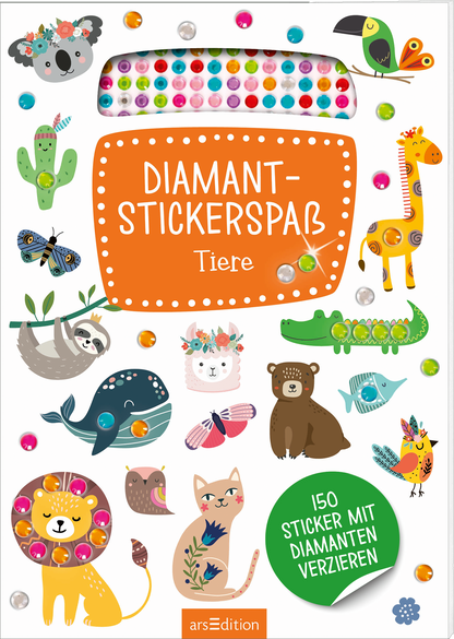 Das Buchcover zeigt eine fröhliche und lebendige Zusammenstellung von Tierillustrationen in bunten Farben. Zentralisiert ist der Titel „Diamant-Stickerspaß“ in einer verspielten, orangefarbenen Schrift mit weißen Punkten, darunter steht „Tiere“. Um den Titel herum sind niedliche Zeichnungen von Tieren wie einem Koala, einem Papagei, und einer Giraffe platziert. Auf dem Cover sind außerdem bunte Stickers mit glitzernden Effekten abgebildet. Ganz unten mittig steht der Logoschriftzug...