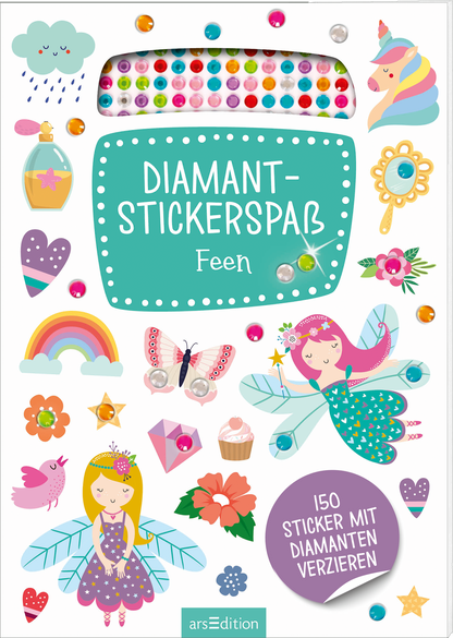 Auf dem hellblauen Buchcover mit einem verspielten Layout sind zahlreiche farbenfrohe Sticker-Motive abgebildet, darunter ein Regenbogen, eine Einhornfigur, Blumen und Feen mit Flügeln. Der Titel „Diamant-Stickerspaß“ ist in einer fröhlichen, weißen Schrift platziert, während darunter das Wort „Feen“ in kleinerer Schrift steht. Die Vielfalt der Farben und die verspielte Gestaltung vermitteln eine fantasievolle Atmosphäre. Engagement durch die Aufzählung von „150 Stickern mit...