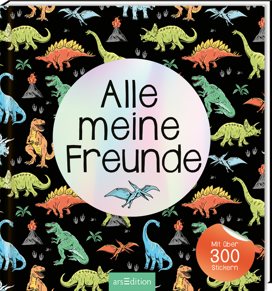 Das Buchcover zeigt einen schwarzen Hintergrund, auf dem verschiedene bunte Dinosaurier in kräftigen Farben wie Grün, Blau, Orange und Gelb verteilt sind. Ergänzt wird die Gestaltung von Vulkanen, Pflanzen und Fußabdrücke der Dinosaurier. Im Mittelpunkt steht ein großer, kreisförmiger Bereich mit dem Titel „Alle meine Freunde“ in klarer, schwarzer Schrift. In der unteren rechten Ecke befindet sich ein oranger Button mit dem Text „Mit über 300 Stickern“. Ganz unten mittig steht...