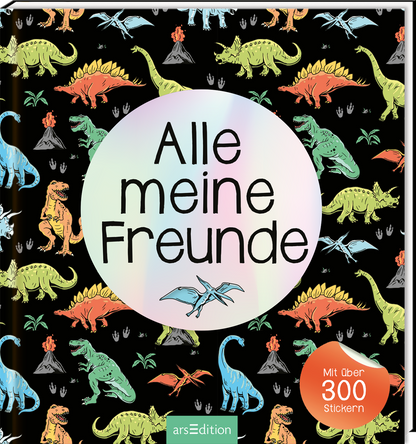 Das Buchcover zeigt einen schwarzen Hintergrund, auf dem verschiedene bunte Dinosaurier in kräftigen Farben wie Grün, Blau, Rot und Gelb verteilt sind. Im Mittelpunkt steht ein großer, kreisförmiger Bereich mit dem Titel „Alle meine Freunde“ in klarer, schwarzer Schrift. In der unteren rechten Ecke befindet sich ein oranger Button mit dem Text „Mit über 300 Stickern“. Ganz unten mittig steht der Logoschriftzug von arsEdition.