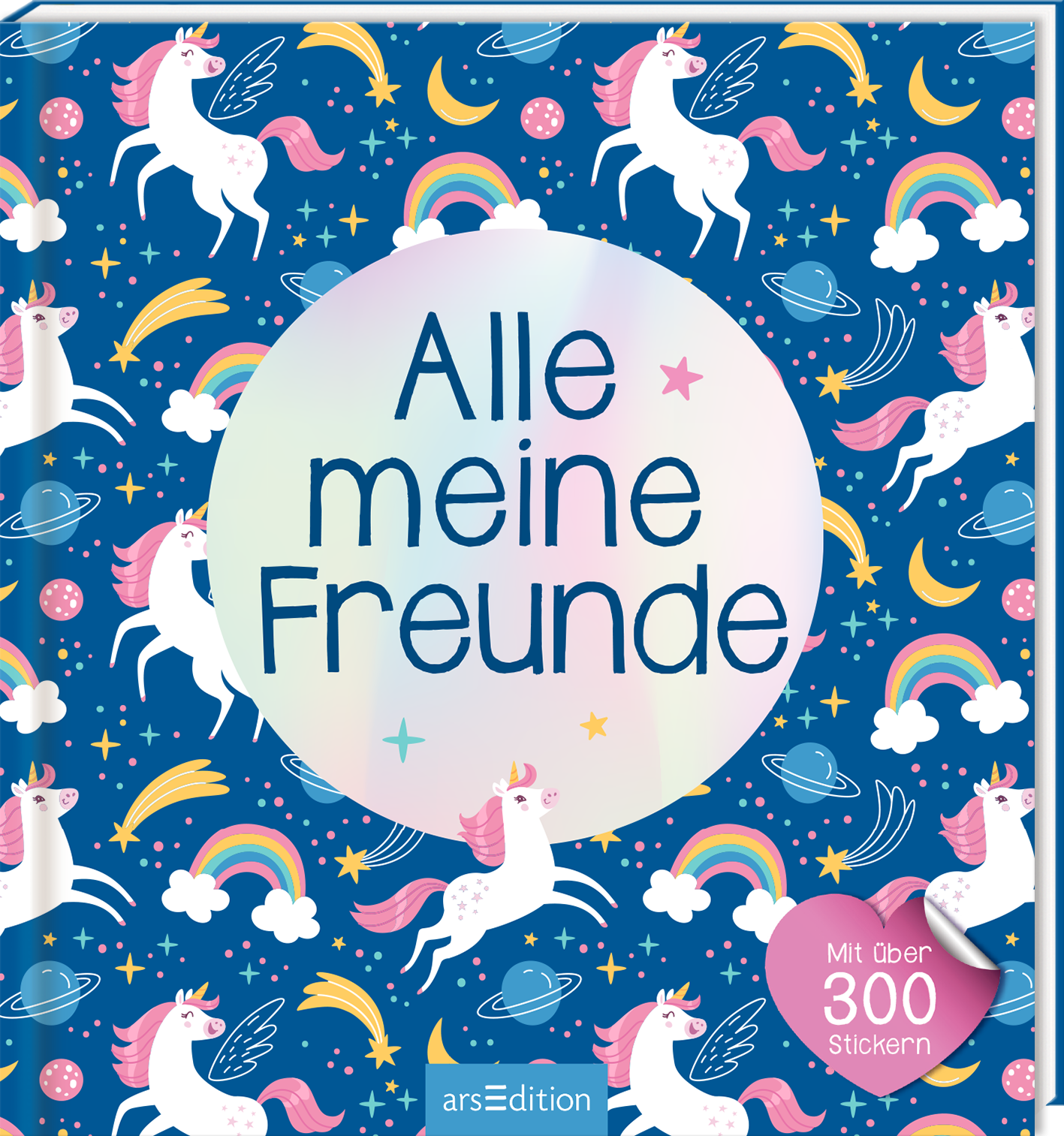 Das Buchcover zeigt einen tiefblauen Hintergrund, der mit weißen Einhörnern, bunten Regenbögen, Wolken und Planeten geschmückt ist. In der Mitte ist ein großer, pastellfarbener Kreis, der den Titel „Alle meine Freunde“ in klarer, verspielter Schrift präsentiert. Unten rechts befindet sich ein rotes Herz mit dem Text „Mit über 300 Stickern“. Ganz unten mittig steht der Logoschriftzug von arsEdition.