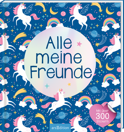 Das Buchcover zeigt einen tiefblauen Hintergrund, der mit weißen Einhörnern, bunten Regenbögen, Wolken und Planeten geschmückt ist. In der Mitte ist ein großer, pastellfarbener Kreis, der den Titel „Alle meine Freunde“ in klarer, verspielter Schrift präsentiert. Unten rechts befindet sich ein rotes Herz mit dem Text „Mit über 300 Stickern“. Ganz unten mittig steht der Logoschriftzug von arsEdition.