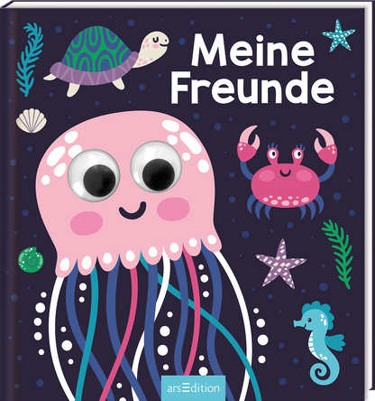 Das Buchcover zeigt auf einem tiefblauen Hintergrund eine niedliche, rosa Quallenfigur mit großen Wackelaugen, die bunte Tentakel hat. Um sie herum sind verschiedene Meeresbewohner wie eine grüne Schildkröte, ein roter Krebs und ein Seepferdchen sowie seesternartige Motive und Pflanzen abgebildet. Der Titel &#039;Meine Freunde&#039; ist in großen, weißen Buchstaben geschrieben und vermittelt eine fröhliche Atmosphäre. Ganz unten mittig steht der Logoschriftzug von arsEdition.