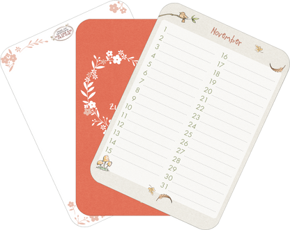 Gezeigt wird eine Innen- oder Zusatzansicht von „Weißt du eigentlich, wie lieb ich dich hab? Geburtstagskalender im Holzständer“. Die Ansicht zeigt ein farbenfrohes Design mit einem blassroten Hintergrund, verziert mit floralen Motiven. Auf der rechten Seite befindet sich der Monatskalender für November in einer klaren, gut lesbaren Schriftart. Das Layout ist harmonisch und einladend, mit verspielten Illustrationen von Blumen und kleinen Tieren, die dem Gesamtbild eine freundliche Note...