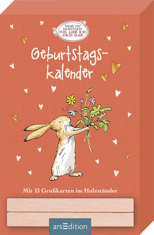 Auf einem warmen, terrakottafarbenen Hintergrund ist ein fröhlicher Hase abgebildet, der mit seinen Vorderpfoten eine bunte Blumenstrauß hält. Um ihn herum sind kleine goldene und weiße Herzen verteilt, die eine herzliche Atmosphäre erzeugen. Der Titel „Geburtstagskalender“ ist in verspielter, handgeschriebener Schrift in Weiß platziert. Darunter steht der Hinweis „Mit 13 Grußkarten im Holzständer“. Ganz unten mittig steht der Logoschriftzug von arsEdition.