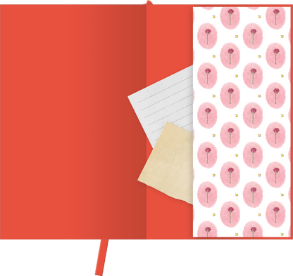Gezeigt wird eine Innen- oder Zusatzansicht von „myNOTES Papeterie: Der Kleine Prinz Notizbuch A6“. Die Innenseite präsentiert eine kräftige rot-orange Farbe und zeigt ein zartes, florales Muster mit rosa ovalen Motiven und kleinen, goldenen Akzenten. Auf einer beige farbigen Notizkarte sind dünne, elastische Linien abgebildet. Die Typografie ist klar und modern, was die Benutzerfreundlichkeit unterstützt. Ein rotes Lesezeichen verleiht dem Notizbuch einen praktischen Charakter.