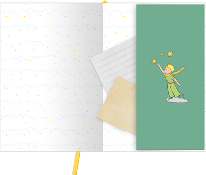 Gezeigt wird eine Innen- oder Zusatzansicht von „myNOTES Papeterie: Der Kleine Prinz Notizbuch A5“. Die Ansicht zeigt eine sanfte Farbkombination aus weißem und hellgrünem Hintergrund, verziert mit Wolken und kleinen gelben Sternen. Auf der linken Seite befinden sich linierte Seiten, während die rechte Seite eine Illustration des kleinen Prinzen in einem grünen Outfit zeigt, der fröhlich einen Stern in der Hand hält. Ein beige-farbenes Notizblatt ergänzt das Gesamtbild.