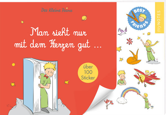 Das Buchcover zeigt auf rotem Hintergrund eine fantasievolle Illustration des kleinen Prinzen, der aus einem großen Buch tritt. Die zentrale Schrift „Man sieht nur mit dem Herzen gut …“ ist in verspielter, weißer Typografie gehalten. Auf der rechten Seite befinden sich bunte Sticker-Motive, darunter ein Regenbogen und fliegende Figuren, die eine fröhliche Atmosphäre vermitteln. Oben links steht der Titel „Der kleine Prinz“. Ganz unten mittig steht der Logoschriftzug von arsEdition.