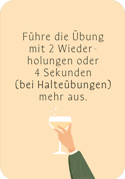 Gezeigt wird eine Innen- oder Zusatzansicht von „Prosecco-Pilates“. Der Hintergrund ist in einem sanften, cremigen Farbton gehalten, während die zentrale Aussage in einer klaren, schwarz gestalteten Schriftart prominent platziert ist. Die Hand, die ein Glas Sekt hält, ist am unteren Bildrand dargestellt und trägt einen eleganten grünen Ärmel. Der Text strukturiert sich in zwei Absätzen, wobei der Hinweis auf die Wiederholungen gut lesbar ist.