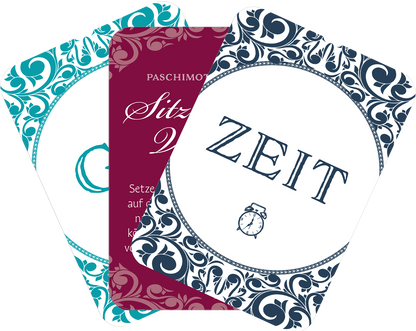 Gezeigt wird eine Innen- oder Zusatzansicht von „Gin-Yoga“. Die Abbildung zeigt drei Karten mit unterschiedlichen Farben und Designs. Die linke Karte ist türkis und enthält geschwungene ornamente, die mittlere Karte ist weinrot. Die rechte Karte ist dunkelblau und zeigt das Wort „ZEIT“ in großer, klassischer Schrift, umgeben von einem stilisierten Rand und einer Uhr-Illustration.