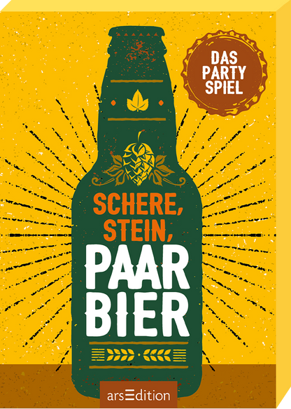 Das Cover zeigt eine grüne Bierflasche vor einem leuchtend gelben Hintergrund, umgeben von strahlenden Linien. In großen, auffälligen Buchstaben steht der Titel „SCHERE, STEIN, PAAR BIER“ in orange-weißer Schrift. Oben rechts befindet sich der rote Button mit der Aufschrift „DAS PARTYSPIEL“. Die Gesamtausstattung vermittelt eine fröhliche, einladende Atmosphäre. Ganz unten mittig steht der Logoschriftzug von arsEdition.