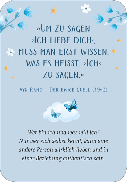 Gezeigt wird eine Innen- oder Zusatzansicht von „Mein kleines Bücherorakel“. Die Gestaltung ist sanft und einladend mit einem hellblauen Hintergrund, verziert mit zarten Blumen und Schmetterlingen in verschiedenen Blautönen. Der zentrale Text ist in einer eleganten, geschwungenen Schriftart in Dunkelblau gesetzt und hebt das Zitat von Ayn Rand hervor. Unter dem Zitat befindet sich ein klarer, strukturierter Textblock, der die Fragen „Wer bin ich und was will ich?“ vermittelt.