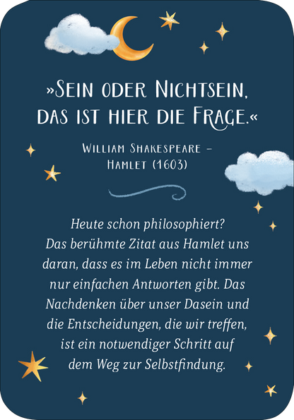 Gezeigt wird eine Innen- oder Zusatzansicht von „Mein kleines Bücherorakel“. Der Hintergrund ist in einem dunklen Blau gehalten und zeigt Wolken und Sterne in hellen Gelbtönen und Weiß. Im oberen Bereich findet sich ein Zitat von William Shakespeare in einer großen, eleganten Schrift. Darunter steht in einer klaren, gut lesbaren Schrift eine erläuternde Textpassage. Die gesamte Gestaltung vermittelt eine einladende und nachdenkliche Atmosphäre.