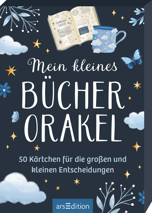 Das Buchcover zeigt einen tiefblauen Hintergrund, dekoriert mit hellen Wolken, Schmetterlingen und goldenen Sternen. In der Mitte prangt der Titel „Mein kleines BÜCHER ORAKEL“ in einer verspielten, weißen Schrift. Darunter steht der Untertitel „50 Kärtchen für die großen und kleinen Entscheidungen“ in einer leichteren Schriftart. Oben ist ein aufgeschlagenes Buch und eine Tasse abgebildet. Ganz unten mittig steht der Logoschriftzug von arsEdition.