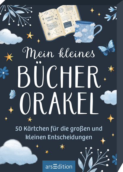 Das Buchcover zeigt einen tiefblauen Hintergrund, dekoriert mit hellen Wolken, Schmetterlingen und goldenen Sternen. In der Mitte prangt der Titel „Mein kleines BÜCHER ORAKEL“ in einer verspielten, weißen Schrift. Darunter steht der Untertitel „50 Kärtchen für die großen und kleinen Entscheidungen“ in einer leichteren Schriftart. Oben ist ein aufgeschlagenes Buch und eine Tasse abgebildet. Ganz unten mittig steht der Logoschriftzug von arsEdition.