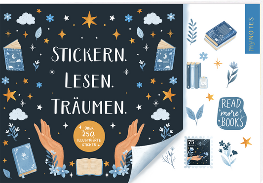 Das Buchcover ist in dunklem Blau gehalten und vermittelt ein träumerisches Ambiente. In der Mitte stehen die Worte „Stickern. Lesen. Träumen.“ in einer freundlichen, verspielten Schrift. Umrahmt wird der Text von illustrativen Elementen wie Händen, Büchern, Wolken und Sternen in sanften Farben. Oben rechts steht der Logoschriftzug „my NOTES“. Unten mittig befindet sich ein runder Hinweis mit dem Text „Über 250 illustrierte Sticker“.