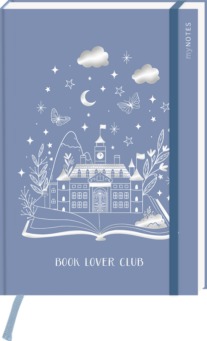 Das Buchcover zeigt einen sanften, hellblauen Hintergrund. In der Mitte ist ein stilisiertes offenes Buch abgebildet, aus dem ein prächtiges, weißes Schloss mit Türmen und einem großen Uhrenturm emporragt. Um das Schloss sind zarte Pflanzen, Wolken, Sterne und Schmetterlinge verteilt, die eine träumerische Atmosphäre schaffen. Der Titel „BOOK LOVER CLUB“ ist klar und modern in großen, weißen Buchstaben am unteren Rand platziert. Oben rechts steht der Logoschriftzug von mynotes.