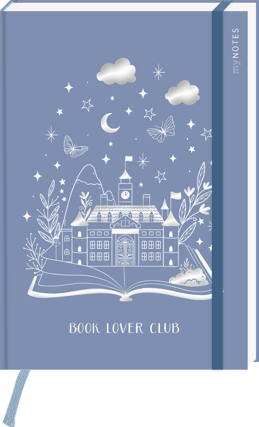 Das Buchcover zeigt einen sanften, hellblauen Hintergrund. In der Mitte ist ein stilisiertes offenes Buch abgebildet, aus dem ein prächtiges, weißes Schloss mit Türmen und einem großen Uhrenturm emporragt. Um das Schloss sind zarte Pflanzen, Wolken, Sterne und Schmetterlinge verteilt, die eine träumerische Atmosphäre schaffen. Der Titel „BOOK LOVER CLUB“ ist klar und modern in großen, weißen Buchstaben am unteren Rand platziert. Oben rechts steht der Logoschriftzug von mynotes.