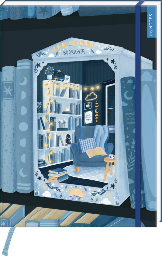 Das Buchcover zeigt eine gemütliche Leseecke, eingerahmt von blauen und grauen Buchrücken. In der Mitte befindet sich ein bequemer Sessel und ein Bücherregal, das mit Lichterketten geschmückt ist. Über dem Sessel steht in einem hellen Schriftzug „BOOKLOVER“. Die Atmosphäre ist warm und einladend, mit sanften blauen Tönen, die eine ruhige Stimmung erzeugen. Oben rechts steht der Logoschriftzug von myNOTES.