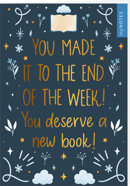 Das Buchcover zeigt einen tiefblauen Hintergrund, auf dem stilisierte Wolken, Sterne und Pflanzen in verschiedenen Farben sanft miteinander harmonieren. In der Mitte steht in großen, goldenen Buchstaben: „YOU MADE IT TO THE END OF THE WEEK!“, darunter in kleinerer Schrift: „You deserve a new book!“. Die verspielte Typografie vermittelt eine fröhliche und motivierende Stimmung. Oben rechts steht der Logoschriftzug von myNOTES.