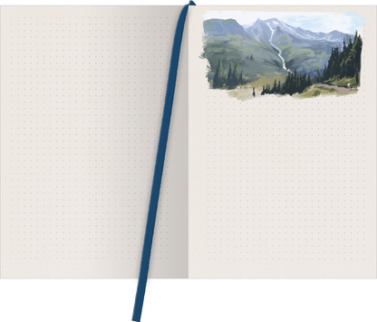 Gezeigt wird eine Innen- oder Zusatzansicht von „myNOTES Papeterie: Notizbuch A5 Fabelwesen“. Die Seiten sind hell und unbeschrieben, mit einem feinen Punktmuster zur Führung. Oben links befindet sich eine farbige Illustration einer bergigen Landschaft, die sanfte Grüntöne und blauen Himmel zeigt. Ein blauer Lesezeichenband ergänzt das Design. Die Typografie ist modern und klar, wodurch eine einladende Schreibumgebung entsteht.