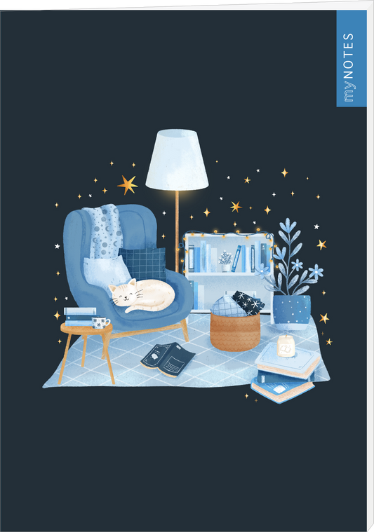 Das Buchcover zeigt einen gemütlichen Lesesessel in kräftigem Blau, auf dem eine weiße Katze entspannt liegt. Eine helle Lampe und ein Regal mit Büchern verleihen der Szene Wärme. Umgeben von dekorativen Pflanzen und einer einladenden Decke strahlt das Cover eine heimelige Atmosphäre aus. Im oberen Bereich ist der Schriftzug „myNOTES“ in leuchtendem Blau zu sehen.