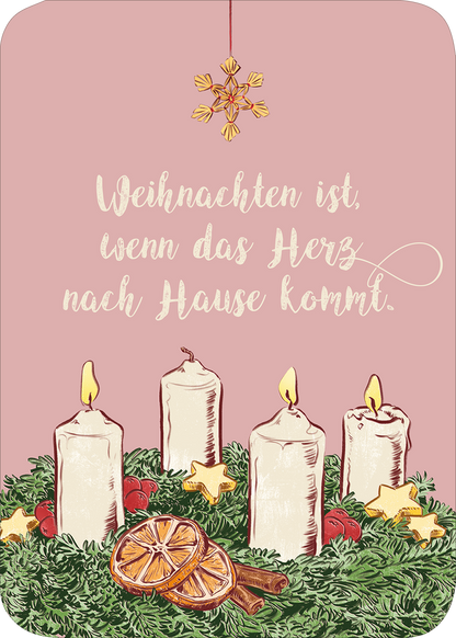Gezeigt wird eine Innen- oder Zusatzansicht von „Oh, du schöne Weihnachtszeit“. Im Vordergrund sind vier Kerzen, umgeben von einer Vielzahl weihnachtlicher Elemente wie getrockneten Orangenscheiben, roten Äpfeln und goldenen Sternen. Der Hintergrund ist in einem sanften Rosa gehalten. In geschwungener, goldener Schrift steht der Text: „Weihnachten ist, wenn das Herz nach Hause kommt.“ Die Kombination aus warmen Farben und festlicher Dekoration vermittelt eine einladende Atmosphäre.