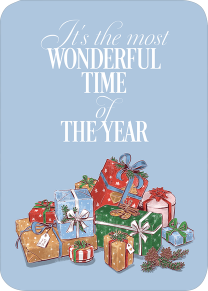 Gezeigt wird eine Innen- oder Zusatzansicht von „Oh, du schöne Weihnachtszeit“. Die Darstellung zeigt eine Ansammlung von liebevoll verpackten Geschenken in verschiedenen Farben, darunter Rot, Blau und Gold. Auf einem hellblauen Hintergrund steht in eleganter, verspielter Schrift „It&#039;s the most WONDERFUL TIME of THE YEAR“. Die typografischen Elemente sind prominent und festlich, während die Geschenke mit Schleifen und Weihnachtsmotiven verziert sind.