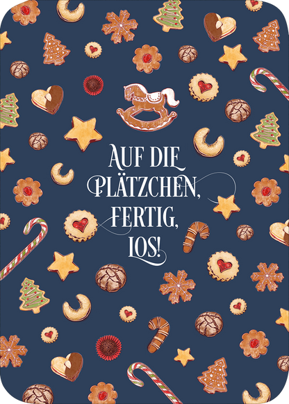 Gezeigt wird eine Innen- oder Zusatzansicht von „Oh, du schöne Weihnachtszeit“. Der Hintergrund ist in einem tiefen Blau gehalten und wird von verschiedenen, liebevoll gezeichneten Plätzchen, Lebkuchen, Zuckerstangen und Weihnachtssternen geschmückt. In der Mitte steht der Text „AUF DIE PLÄTZCHEN, FERTIG, LOS!“ in einer verspielten, eleganten Schriftart, die in Weiß gehalten ist. Die warmen Farben der Kekse schaffen eine einladende, festliche Atmosphäre.