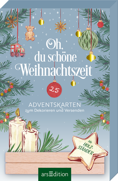 Das Buchcover zeigt eine winterliche Szene mit geschmückten Tannenzweigen und verschiedenen Weihnachtsdekorationen. Im Vordergrund sind zwei Kerzen abgebildet, die eine warme Atmosphäre schaffen. Der Titel „Oh, du schöne Weihnachtszeit“ ist in eleganter, verspielter Schrift in Weiß gehalten, darunter steht „ 25 ADVENTSKARTEN zum Dekorieren und Versenden“ in klarer Schrift. Rechts unten befindet sich ein Stern mit der Aufschrift „Mit Holzständer“. Ganz unten mittig steht der...