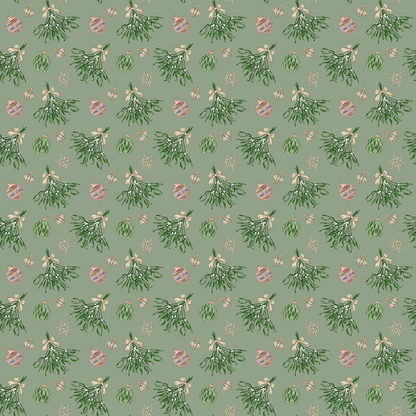 Gezeigt wird eine Innen- oder Zusatzansicht von „Geschenkpapier Zauberhafte Weihnachtszeit“. Das Design präsentiert einen sanften, leicht grünlichen Hintergrund, auf dem mehrfarbige Weihnachtsmotive in Form von Mistelzweigen, glänzenden Weihnachtskugeln und dezenten Sternen verteilt sind. Die Farben variieren von Grün über Rot bis Gold, und die Typografie ist verspielt und fröhlich, was eine festliche Atmosphäre unterstreicht.