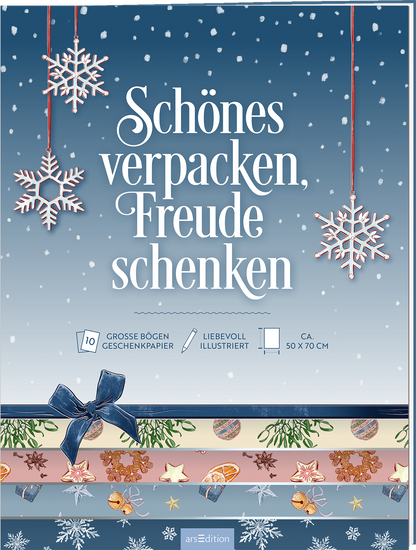Das Buchcover zeigt einen winterlichen Hintergrund in sanften Blau- und Weißtönen, mit schneeflockenartigen Ornamenten, die von oben hängen. In der Mitte steht der Titel „Schönes verpacken, Freude schenken“ in eleganter, kräftiger Schrift. Unten sind dekorative Bänder mit verschiedenen Motiven, darunter Weihnachtssterne und Früchte, zu sehen. Dabei sind die Farben pastellig und festlich.  Ganz unten mittig steht der Logoschriftzug von arsEdition.