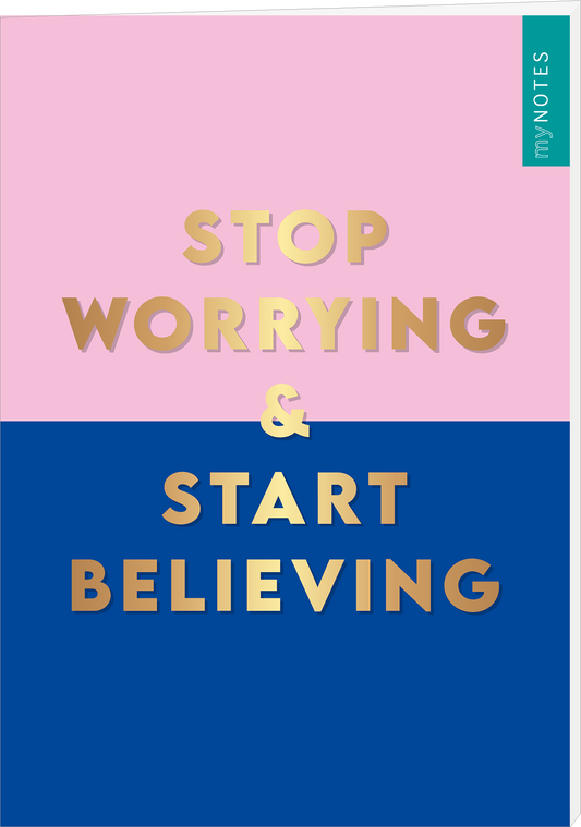Auf dem Cover sind zwei Farbflächen zu sehen, oben in zartem Rosa und unten in tiefem Blau. Die goldenen Schriftzüge „STOP WORRYING &amp; START BELIEVING“ dominieren die Gestaltung und vermitteln eine positive, motivierende Atmosphäre. Der Schriftzug ist groß und modern, wodurch er auffällt. Rechts oben befindet sich ein türkisfarbener Bereich mit der Aufschrift „my NOTES“. Ganz unten mittig steht der Logoschriftzug von arsEdition.