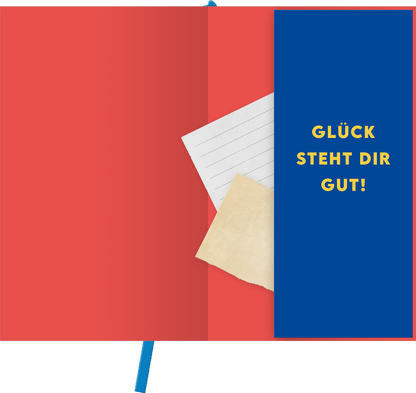 Gezeigt wird eine Innen- oder Zusatzansicht von „myNOTES Papeterie: Notizbuch A6 NOTIZEN - COLOR POP“. Die Innenseite des Notizbuchs ist rot und bietet einen fröhlichen Kontrast zu einer blauen Klappe, auf der in goldener Schrift der Spruch „GLÜCK STEHT DIR GUT!“ zu lesen ist. Eingefügt sind mehrere liniierte Blätter sowie ein unregelmäßiges, beige Zettelchen, das vielseitig genutzt werden kann. Ein blauer Lesezeichenband rundet das ansprechende Design ab.