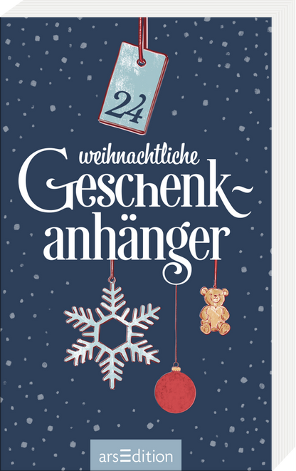 Das Buchcover zeigt einen tiefblauen Hintergrund mit weißen Schneeflocken und einer festlichen Atmosphäre. In der Mitte ist der Titel „weihnachtliche Geschenk~anhänger“ in eleganter, geschwungener Schrift in Weiß platziert. Oberhalb des Titels hängt ein rotagiger Geschenkanhanger mit der Zahl „24“, während ein gezeichnetes, sechszackiges Schneeflockenmotiv und ein brauner Teddybär durch rote und weiße Elemente ergänzt werden. Ganz unten mittig steht der Logoschriftzug von...