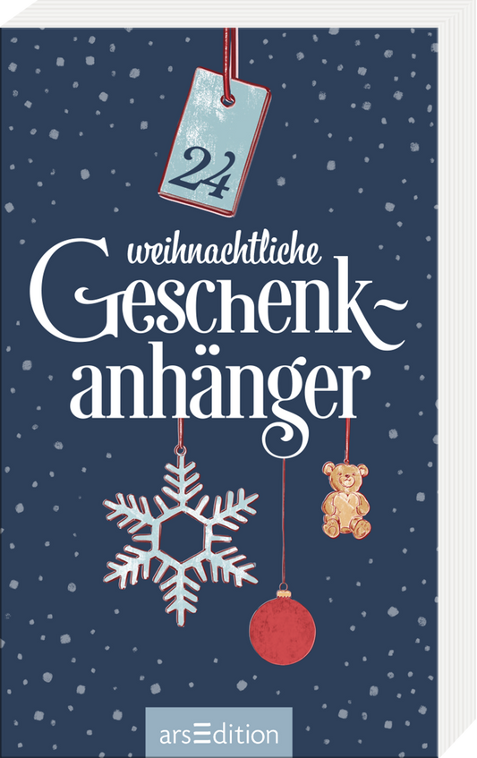 Das Buchcover zeigt einen tiefblauen Hintergrund mit weißen Schneeflocken und einer festlichen Atmosphäre. In der Mitte ist der Titel „weihnachtliche Geschenk~anhänger“ in eleganter, geschwungener Schrift in Weiß platziert. Oberhalb des Titels hängt ein rotagiger Geschenkanhanger mit der Zahl „24“, während ein gezeichnetes, sechszackiges Schneeflockenmotiv und ein brauner Teddybär durch rote und weiße Elemente ergänzt werden. Ganz unten mittig steht der Logoschriftzug von...