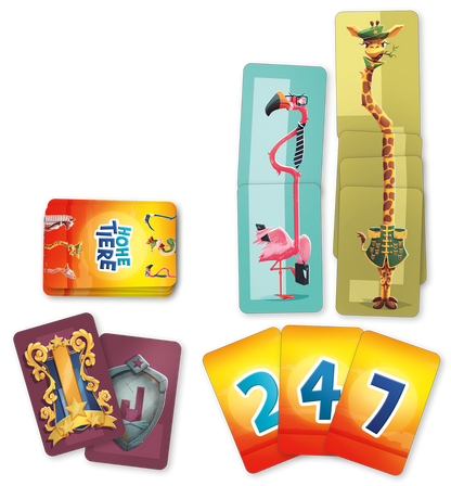 Gezeigt wird eine Innen- oder Zusatzansicht von „Hohe Tiere“. Das Bild zeigt eine farbenfrohe Kartenspielverpackung mit dem Titel „Hohe Tiere“ in blau und orange. Zwei vertikale Karten stehen aufrecht, eine zeigt einen rosa Flamingo und die andere einer Giraffe in militärischer Uniform. Daneben liegen mehrere rechteckige Karten in verschiedenen Farben, darunter rot und lila. Die Karten präsentieren große, helle Zahlen von 2 bis 7. Die Schrift ist modern und lesbar.