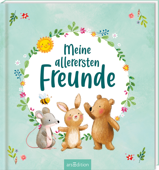 Auf einem pastellgrünen Hintergrund ist ein runder, weißer Rahmen mit bunten Blumen und einem lächelnden Sonnenmotiv zu sehen. In der Mitte steht der Titel „Meine allerersten Freunde“ in einer fröhlichen, handschriftlichen Schriftart. Drei niedliche Tiercharaktere – eine Maus, ein Hase und ein Bär – stehen unter dem Titel und schauen freundlich in die Richtung des Betrachters. Ganz unten mittig steht der Logoschriftzug von arsEdition.