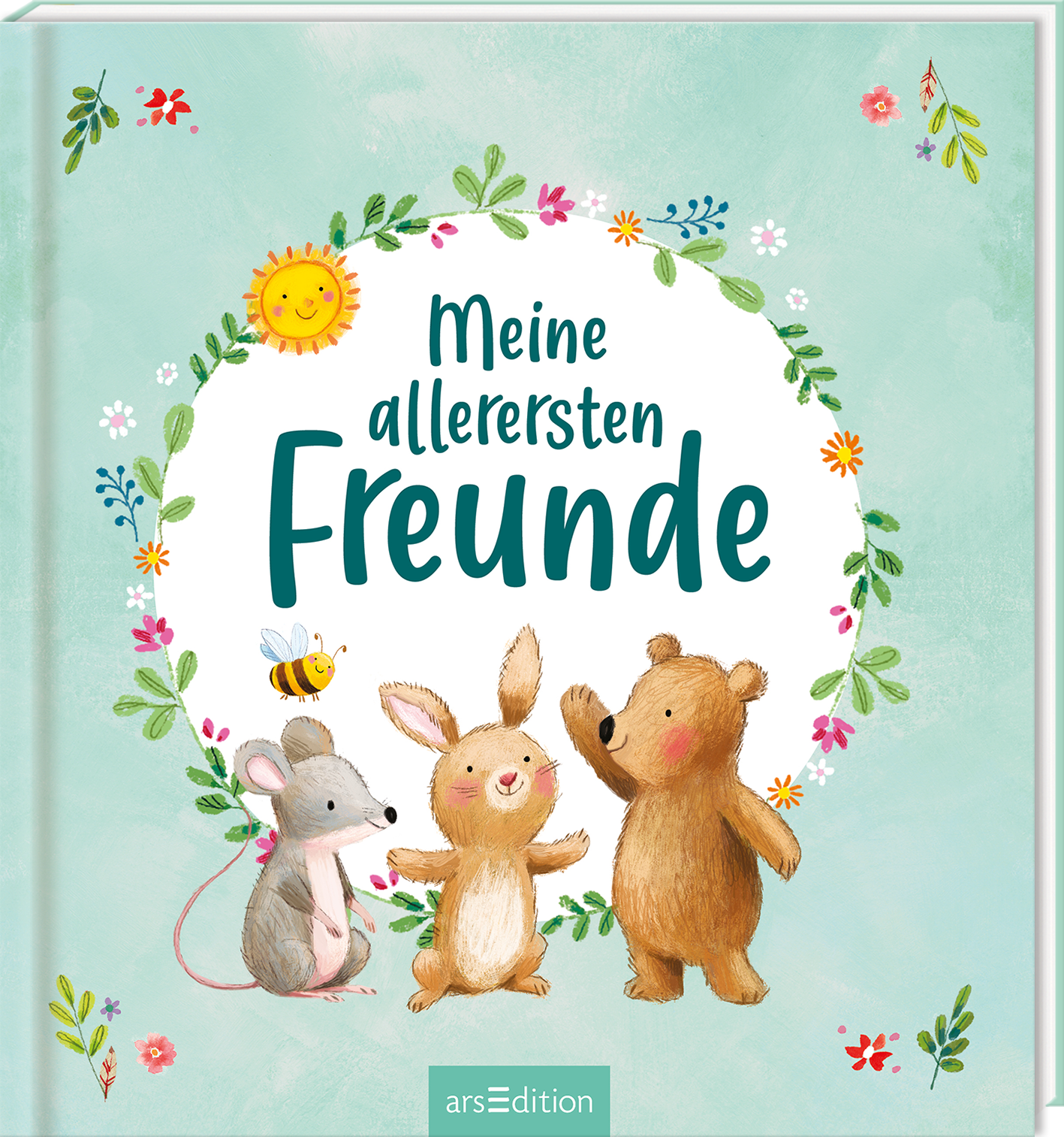 Auf einem pastellgrünen Hintergrund ist ein runder, weißer Rahmen mit bunten Blumen und einem lächelnden Sonnenmotiv zu sehen. In der Mitte steht der Titel „Meine allerersten Freunde“ in einer fröhlichen, handschriftlichen Schriftart. Drei niedliche Tiercharaktere – eine Maus, ein Hase und ein Bär – stehen unter dem Titel und schauen freundlich in die Richtung des Betrachters. Ganz unten mittig steht der Logoschriftzug von arsEdition.
