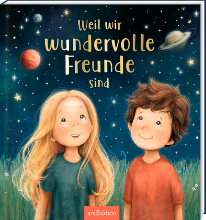 Das Buchcover zeigt zwei Kinder, ein Mädchen mit langen, blonden, gewellten Haaren in einem grünen T-Shirt und einen Jungen mit braunen, lockigen Haaren in einem roten T-Shirt. Sie lächeln einander an, während der Nachthimmel mit funkelnden Sternen und Planeten im Hintergrund leuchtet. Über den Kindern steht in geschwungener, goldener Schrift der Titel „Weil wir wunderbare Freunde sind“. Ganz unten mittig steht der Logoschriftzug von arsEdition.